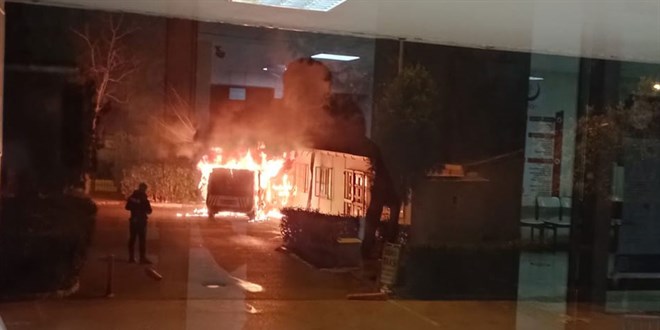 Pendik'te polis aracı yandı, alevler hastanenin arşiv binasına sıçradı