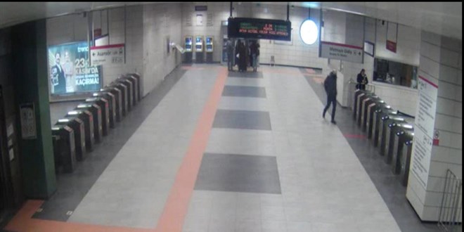 Metrodaki bıçaklı saldırganın yeni görüntüleri ortaya çıktı