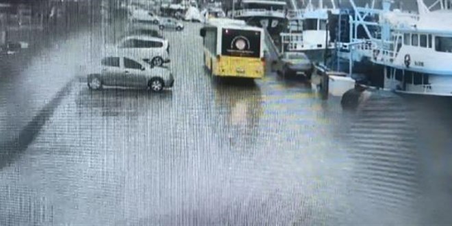Dev dalga İETT otobüsünün camını kırdı