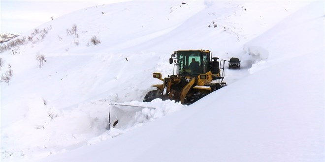 Ekipler kardan kapanan köyde rahatsızlanan genç kız için seferber oldu