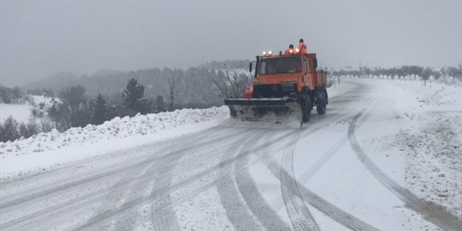 Karabük'te kar yağışı nedeniyle kapanan 248 köy yolundan 72'si ulaşıma açıldı
