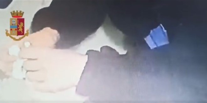 Aşı karşıtlarına 'aşı yapıyormuş gibi yapan' hemşire tutuklandı