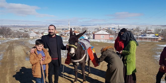 Öğretmenler 'eşekli kütüphane' ile vatandaşları kitapla buluşturuyor