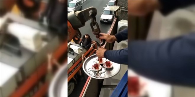 İşçilere vinçle çay servisi