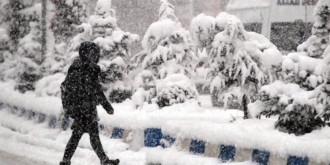 Karda mahsur kalan öğrencilerin imdadına belediye ekipleri yetişti