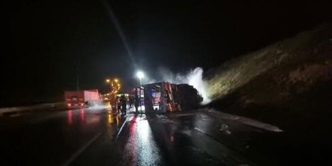 Otoyolda devrilen kamyonun sürücüsü yanarak öldü
