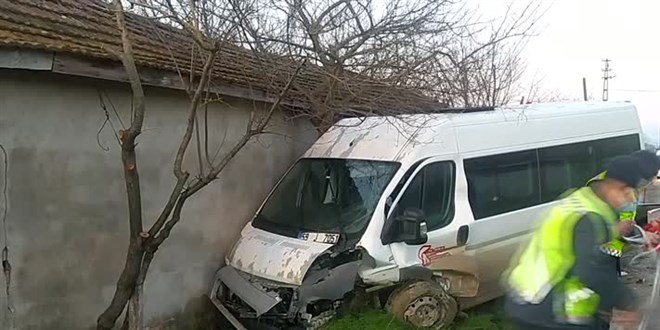 Tekirdağ'da servis aracıyla otomobilin çarpışması sonucu 15 kişi yaralandı