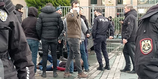 Adliye önünde polise bıçakla saldırdı...Soruşturma başlatıldı