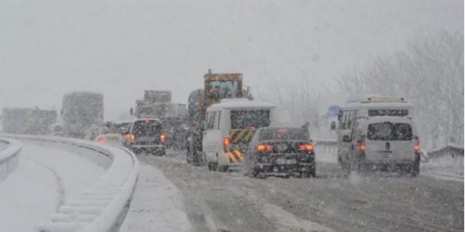 Kar fena bastırdı, Bursa-Ankara yolu ulaşıma kapandı