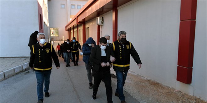 Kendilerini polis ve savcı olarak tanıtıp, 6 milyon 600 bin lira dolandırmışlar