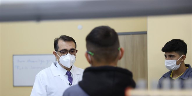 Bakan D�nmez beyaz �nl��� giydi, ��rencilere 'madencilik' dersi verdi