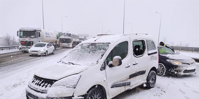 TEM'de 20 ara� ve 4 t�r�n kar��t��� kazada 5 ki�i yaraland�