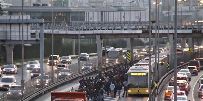 Metrobüs arıza yaptı, yolcular metrobüs güzergahında yürüdü