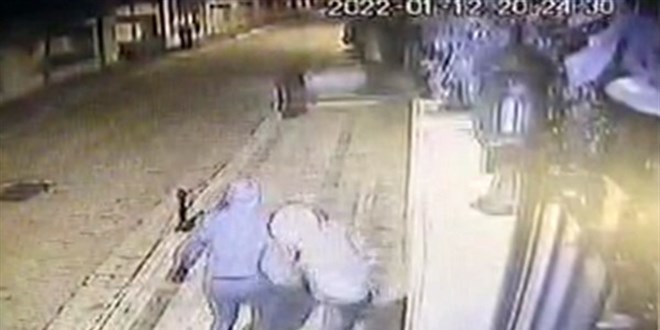 Avukat ile evine giren hırsızlar arasındaki çatışma kamerada