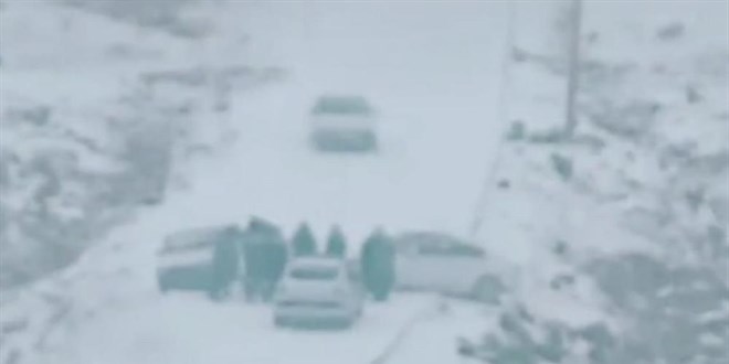 Kaza geçiren öğretmenlerin imdadına meslektaşları yetişti
