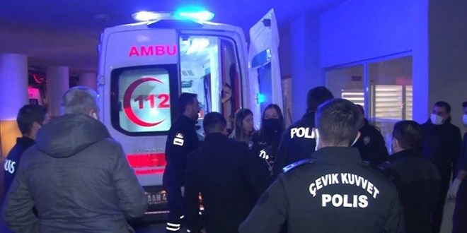 Polis memuru kazara kendisi ile iki arkadaşını yaraladı