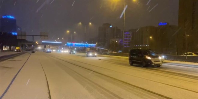 Kadıköy'de E-5 Karayolu beyaza büründü