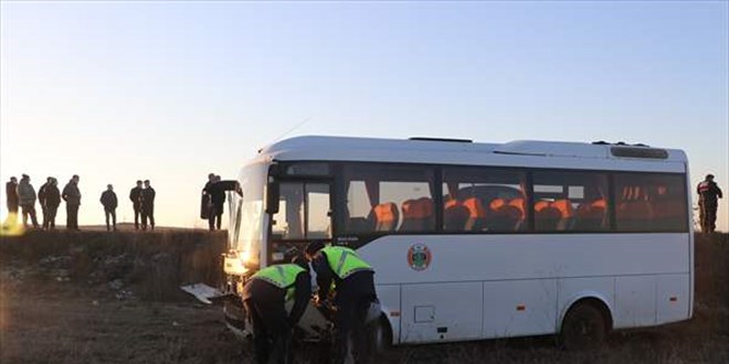 Edirne'de memurları taşıyan servis minibüsünün lastiği patladı, 8 kişi yaralandı