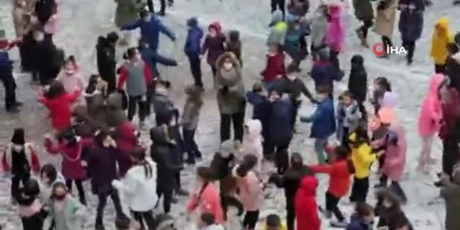 Karın tadını çocuklar çıkardı. 'Erik dalı' ile böyle eğlendiler