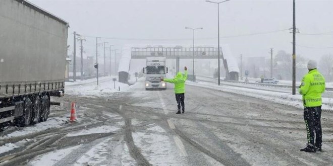 TEM Ankara yönü kar nedeniyle kapandı