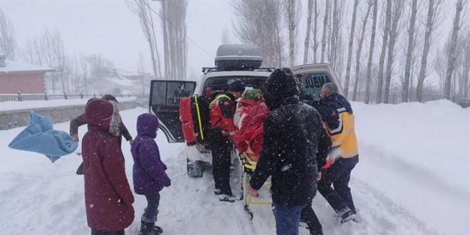 Karda 1 kilometre yürüyen sağlıkçılar hamile kadını hastaneye ulaştırdı