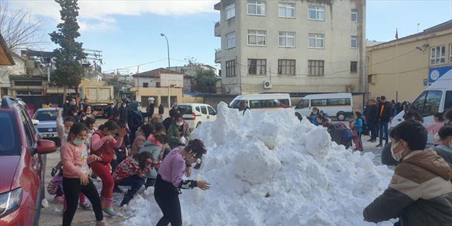 Öğrenciler için okul bahçesine kamyonlarla kar döküldü