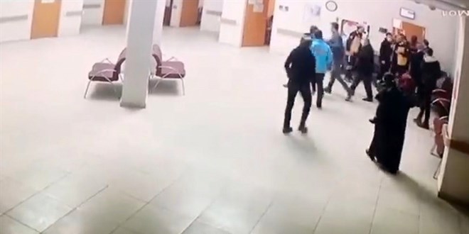 Sağlık ocağında doktora tekme tokatlı saldırı anı kamerada