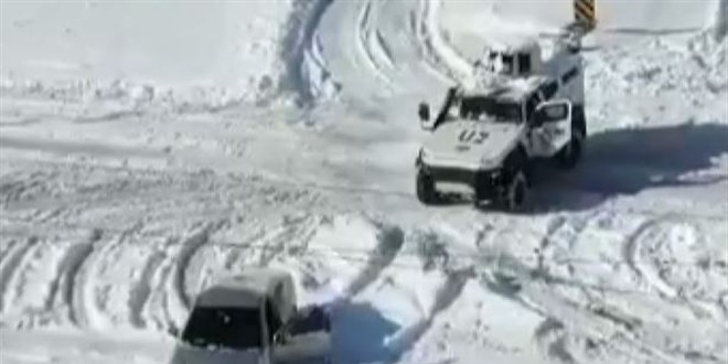 Hasta taşıyan otomobil kara saplandı, imdadına zırhlı polis aracı yetişti