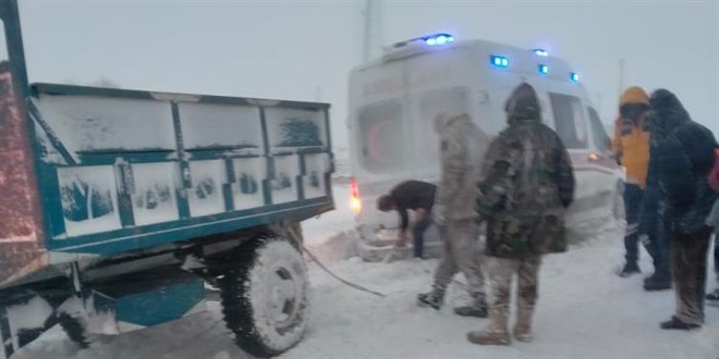 Hasta tayan ambulans yolda kald, jandarma ve kyller seferber oldu