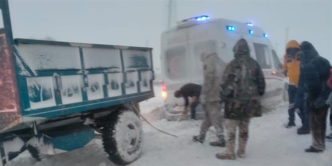 Hasta taşıyan ambulans yolda kaldı, jandarma ve köylüler seferber oldu