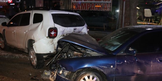 Alkoll� s�r�c� 5 araca �arparak durabildi: 2 yaral�