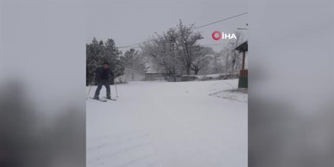 Okul yolunu kayak pistine çeviren öğretmen, kayarak okula gidiyor