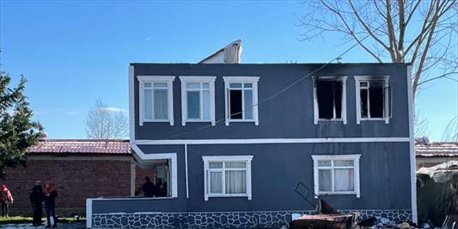 Evde ��kan yang�nda 11 ya��ndaki k�z �ocu�u �ld�, karde�i a��r yaraland�