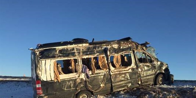 Basketbol turnuvas�ndan d�nen ��rencileri ta��yan minib�s devrildi