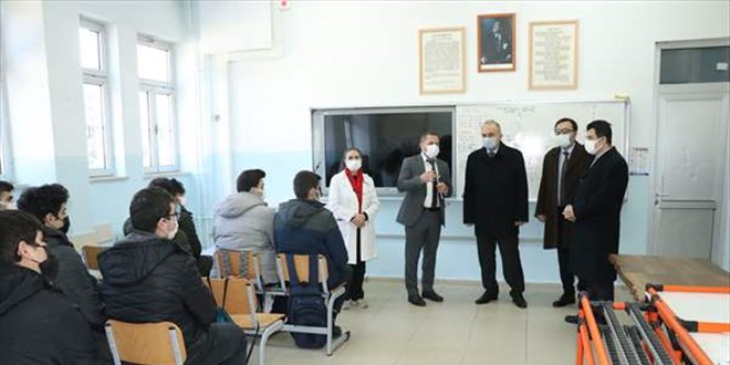Öğrenciler iş garantili lisede eğitim görmenin ayrıcalığını yaşıyor