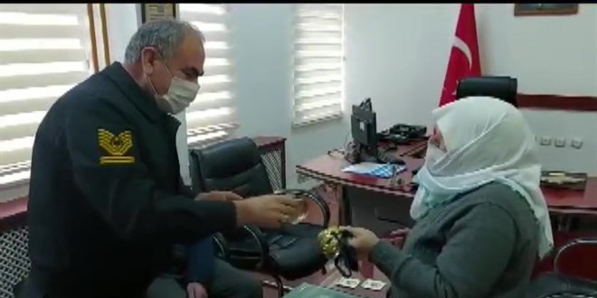 Yaşlı kadını 'Eline kelepçe takarım' sözüyle korkutarak dolandırdı