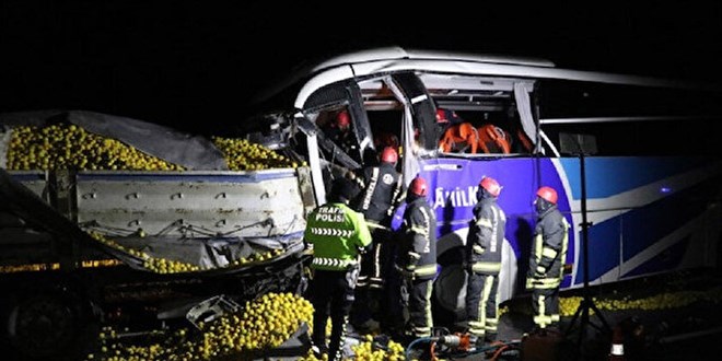 Denizli'de yolcu otobüsü TIR'a çarptı: 1 ölü 21 yaralı