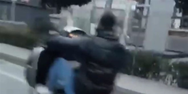 Beyoğlu'nda kuryenin motosikletle tek teker yolculuğu kamerada