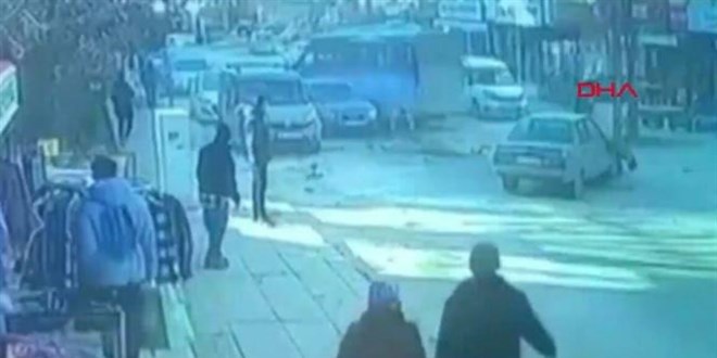 Minibüs ile otomobil çarpıştı, yolcu camdan fırladı