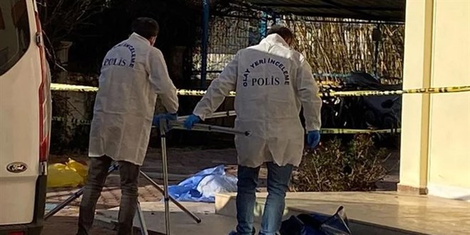 Öğrencilerine karne vermeye hazırlanan öğretmen, 13. kattan düştü