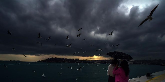 Kar yağışı öncesi İstanbul'u kara bulutlar kapladı