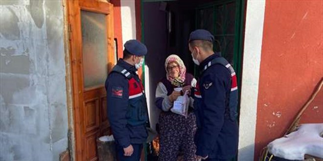 Yolu kapanan köyde ilacı biten hastanın yardımına jandarma koştu
