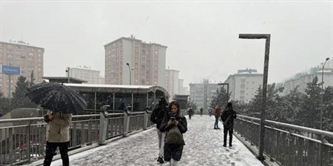 İstanbul'da beklenen kar yağışı başladı: Trafik yüzde 90'a ulaştı