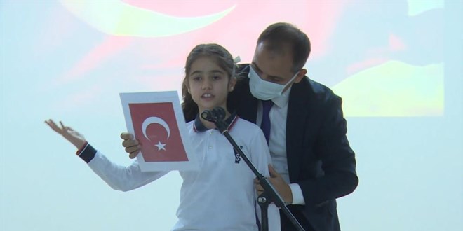 Okuduğu şiiri unutan öğrenciye Milli Eğitim Müdüründen destek