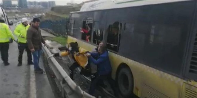 İstanbul'da İETT otobüsü yoldan çıktı: Yaralılar var