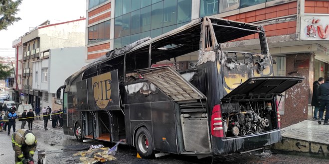 İstanbul'da park halindeki yolcu otobüsü yandı