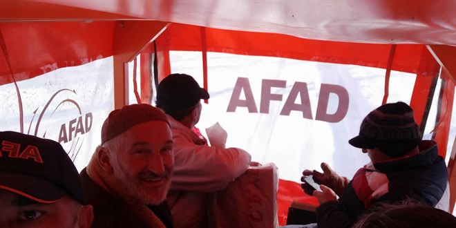 Düzce'de yaylada mahsur kalan 2 hasta ve kedilerini AFAD kurtardı