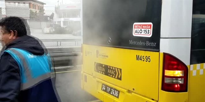 İstanbul'da motor kısmından duman çıkan metrobüs tahliye edildi