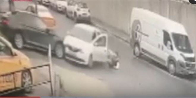 Kapısı açık otomobilden düşen sürücü ölümden döndü