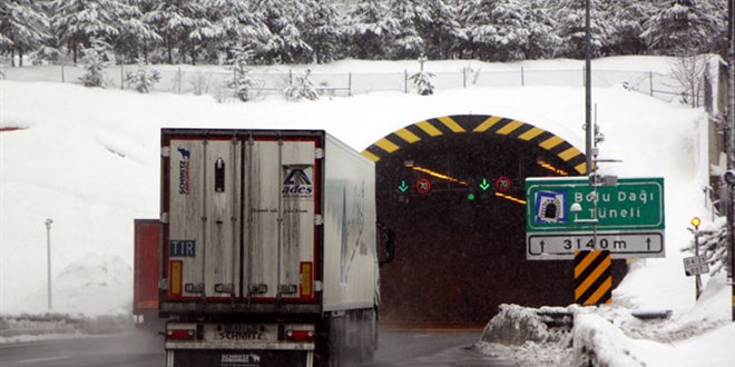 Bolu Dağı geçişinde kar yağışı